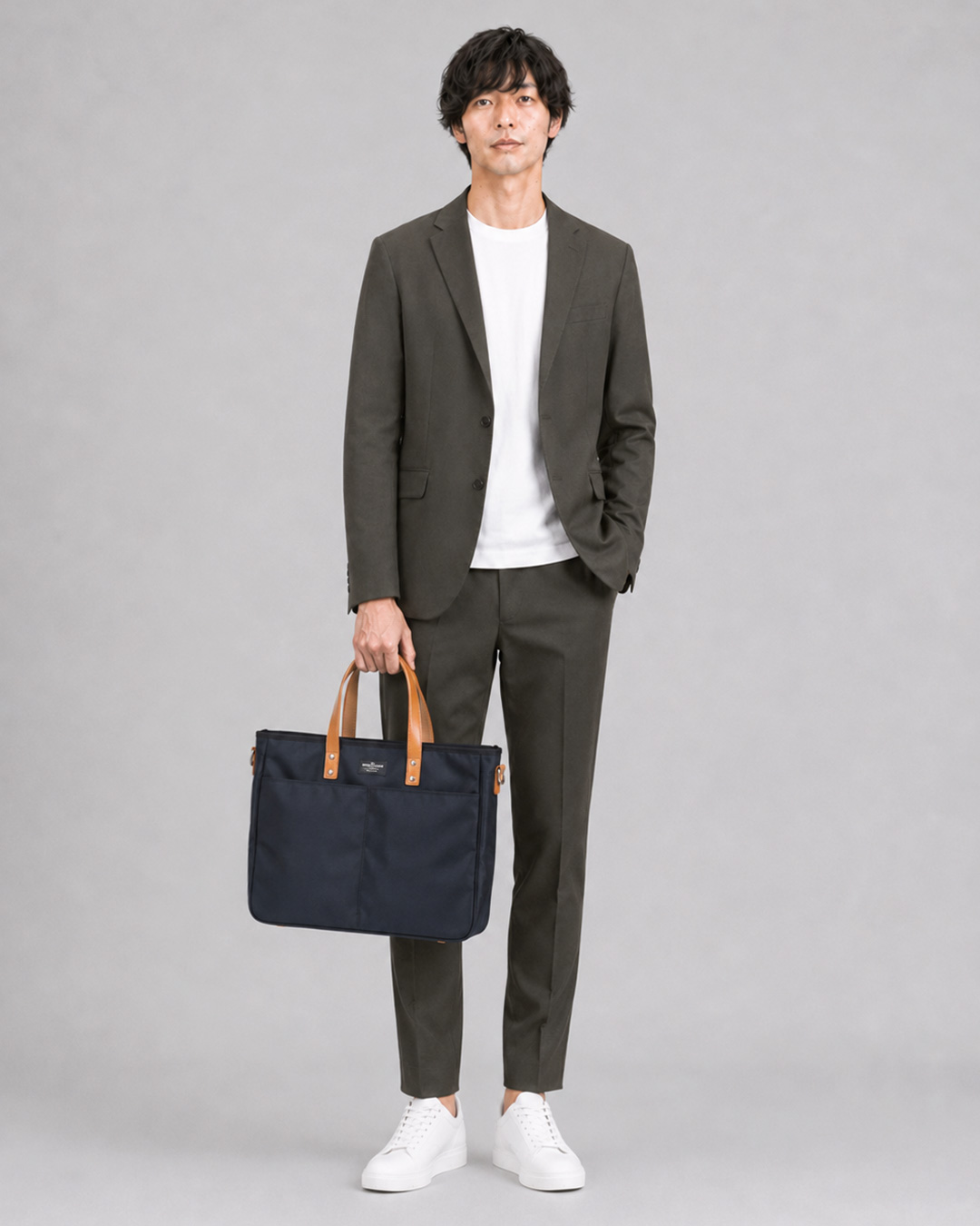 機能性スーツとWONDER BAGGAGEのアーバンツールトートバッグのコーディネート
