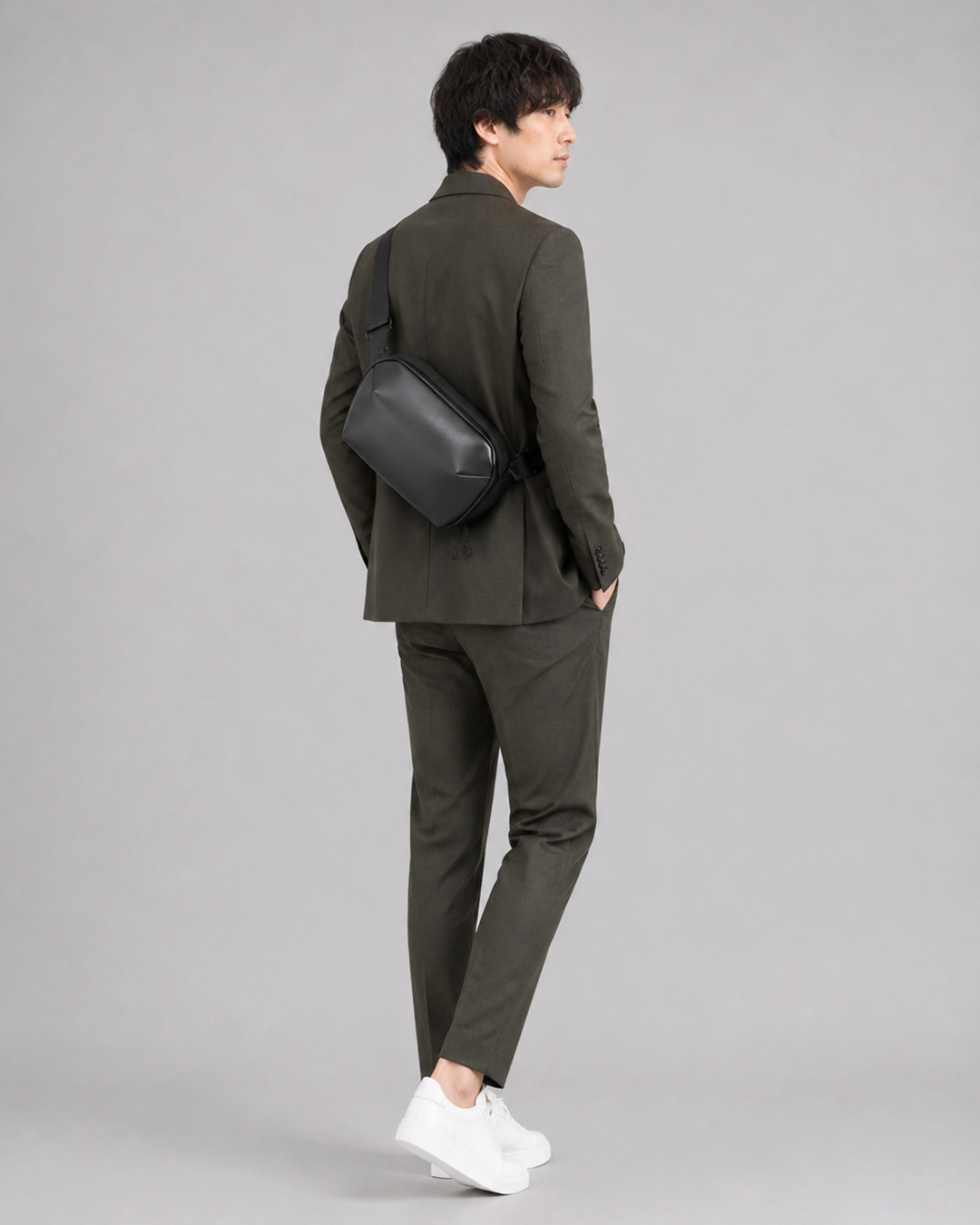 機能性スーツとberuf baggageのレザーショルダーバッグのコーディネート