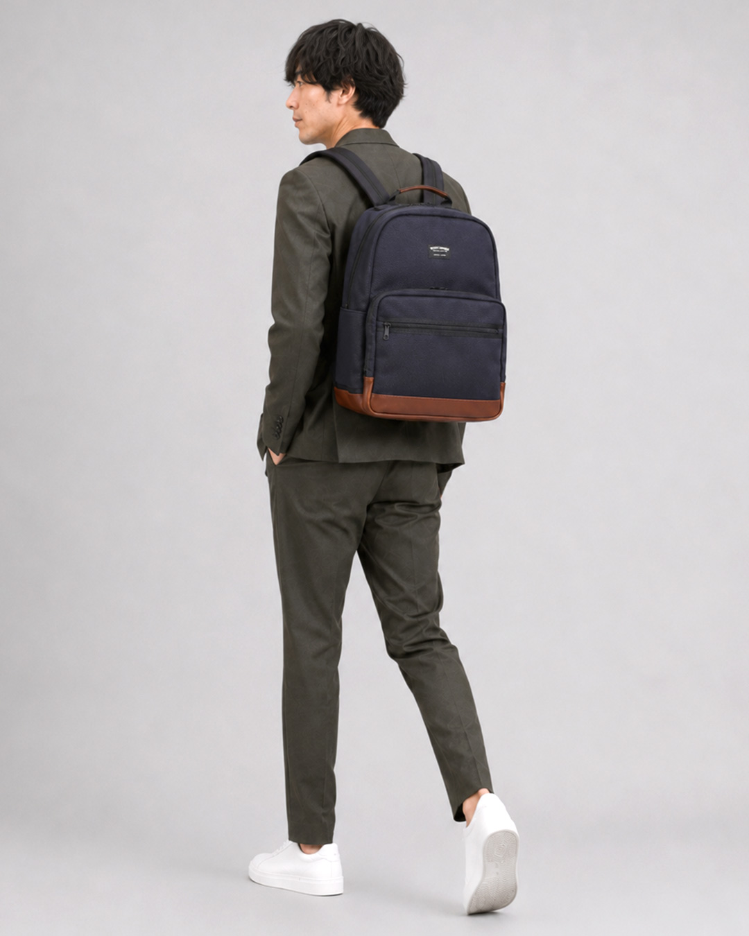 機能性スーツとWONDER BAGGAGEのバックパックのコーディネート