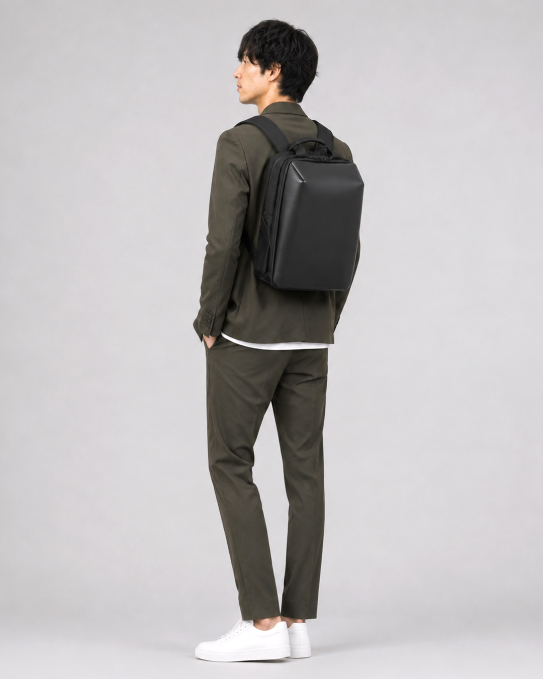 機能性スーツとberuf baggageのビジネスバックパックのコーディネート