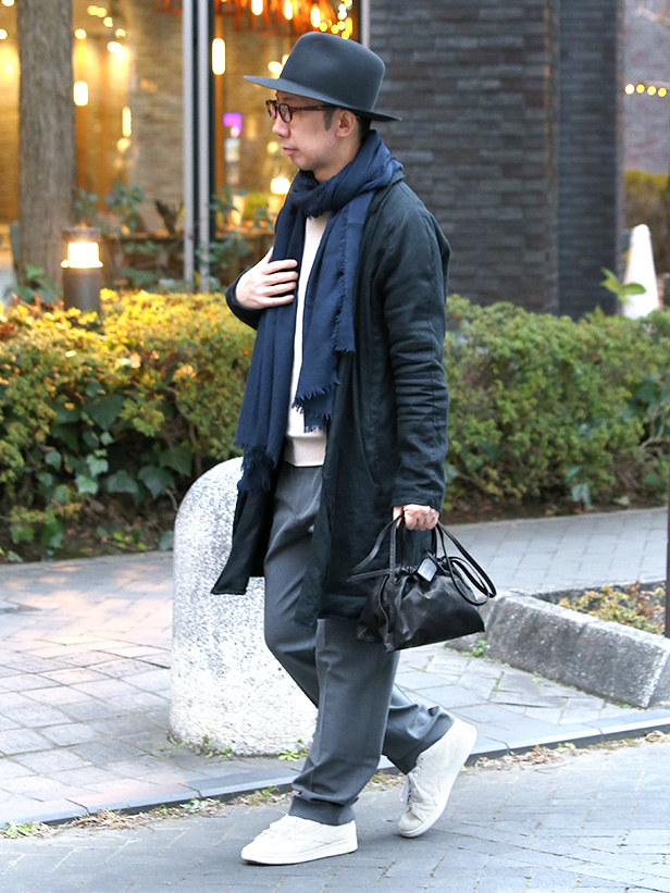 BEAU DESSIN(ボーデッサン) オリガミ 巾着レザーバッグ ブラック モデル 着用 コーディネート 画像