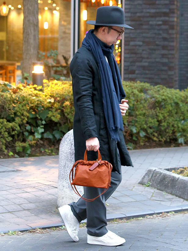 BEAU DESSIN(ボーデッサン) オリガミ 巾着レザーバッグ キャメル モデル 着用 コーディネート 画像