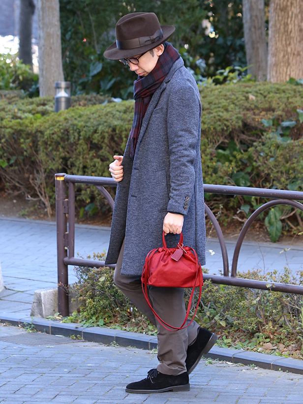 BEAU DESSIN(ボーデッサン) オリガミ 巾着レザーバッグ レッド モデル 着用 コーディネート 画像