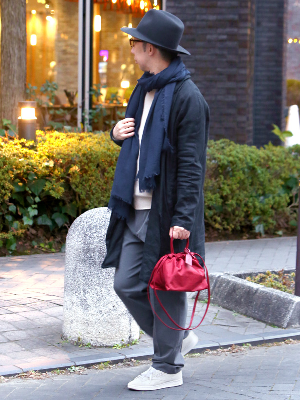 BEAU DESSIN(ボーデッサン) オリガミ 巾着レザーバッグ レッド モデル 着用 コーディネート 画像