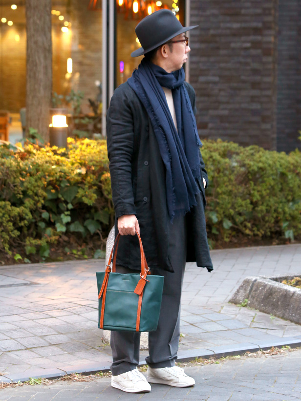 BEAU DESSIN(ボーデッサン) レザーミニトートバッグ ネイビー モデル 着用 コーディネート 画像