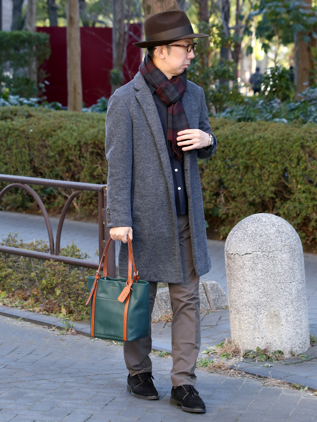 BEAU DESSIN(ボーデッサン) レザーミニトートバッグ ネイビー モデル 着用 コーディネート 画像