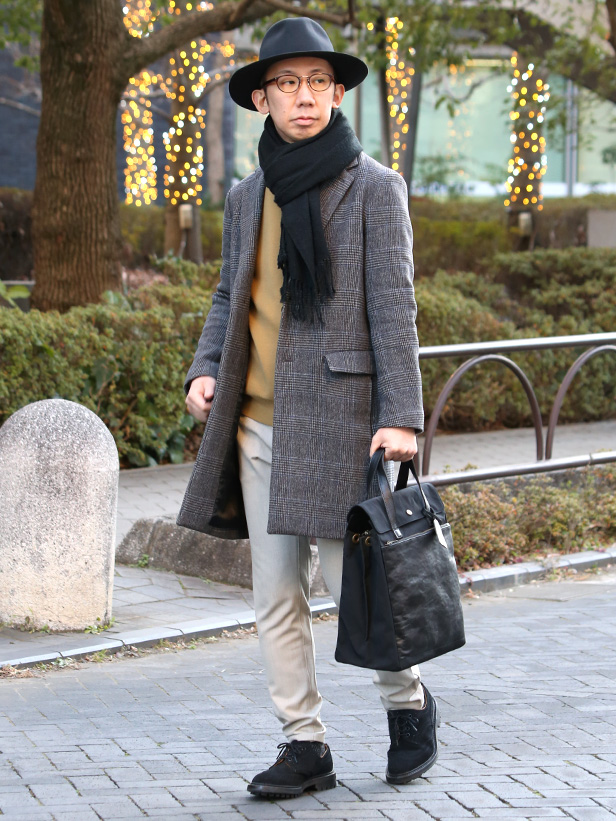 BEAU DESSIN(ボーデッサン) ザック×Mシュリンク フラップ付き縦型トートバッグ ブラック モデル 着用 コーディネート 画像