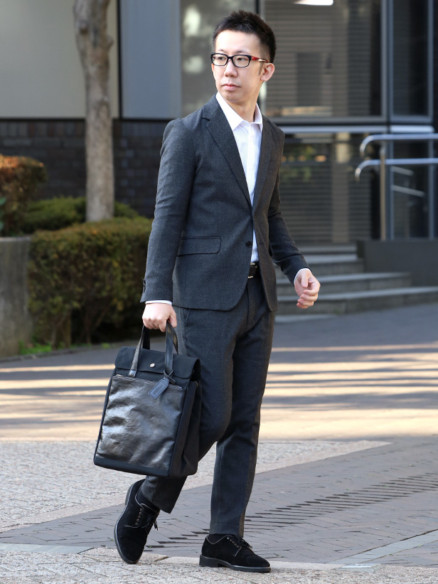 BEAU DESSIN(ボーデッサン) ザック×Mシュリンク フラップ付き縦型トートバッグ ブラック モデル 着用 コーディネート 画像