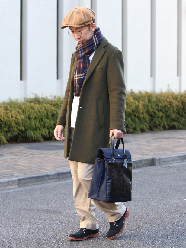 BEAU DESSIN(ボーデッサン) ザック×Mシュリンク フラップ付き縦型トートバッグ ネイビー モデル 着用 コーディネート 画像