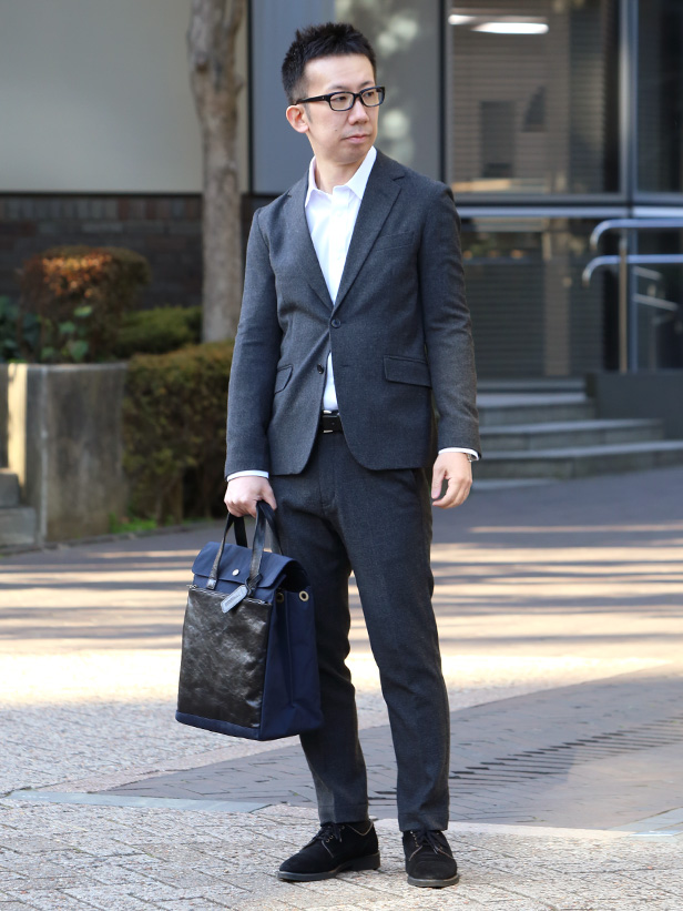 BEAU DESSIN(ボーデッサン) ザック×Mシュリンク フラップ付き縦型トートバッグ ネイビー モデル 着用 コーディネート 画像