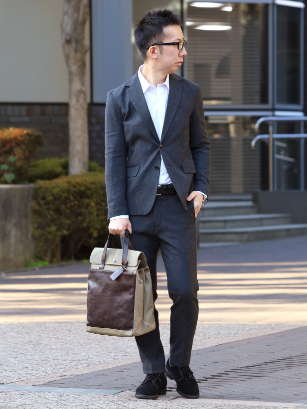 BEAU DESSIN(ボーデッサン) ザック×Mシュリンク フラップ付き縦型トートバッグ グレージュ モデル 着用 コーディネート 画像