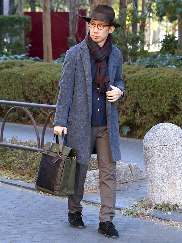 BEAU DESSIN(ボーデッサン) ザック×Mシュリンク フラップ付き縦型トートバッグ グリーン モデル 着用 コーディネート 画像