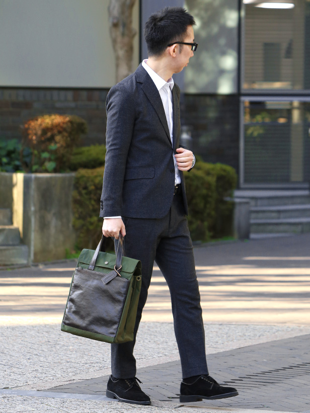 BEAU DESSIN(ボーデッサン) ザック×Mシュリンク フラップ付き縦型トートバッグ グリーン モデル 着用 コーディネート 画像