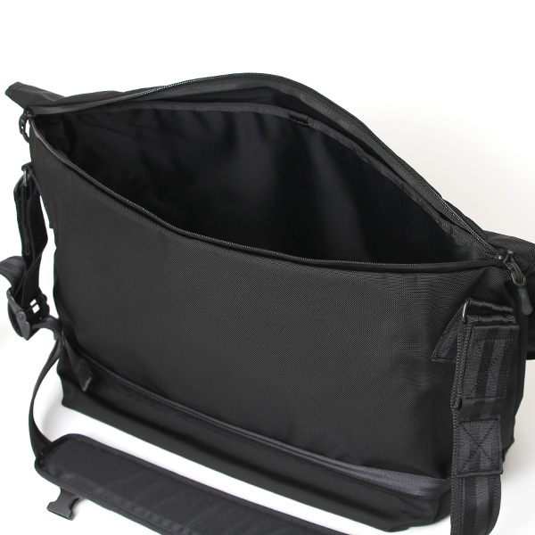 beruf baggage メッセンジャーバッグ メンズ 大容量 26L 防水 日本製 ショルダーバッグ ブラック 黒 黒色 17インチ PC収納可能 エアーバリスティックナイロン 自転車 通勤 リフレクター 斜め掛け フラップ ベルーフバゲージ HOBO 26 brf-CF32-BTX
