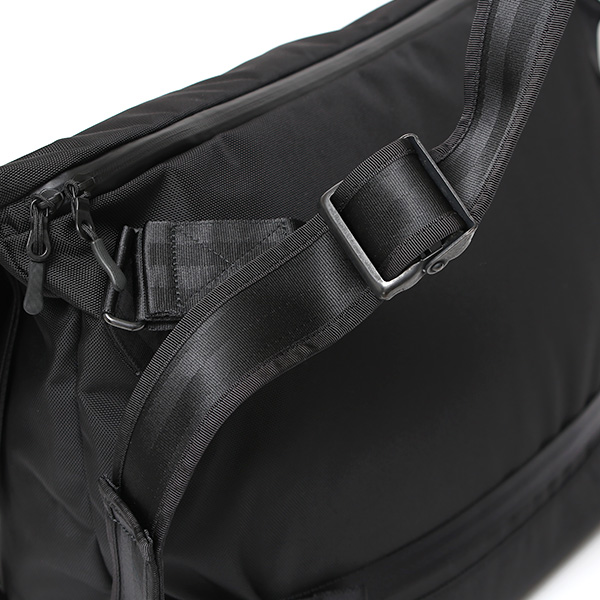 beruf baggage メッセンジャーバッグ メンズ 大容量 26L 防水 日本製 ショルダーバッグ ブラック 黒 黒色 17インチ PC収納可能 エアーバリスティックナイロン 自転車 通勤 リフレクター 斜め掛け フラップ ベルーフバゲージ HOBO 26 brf-CF32-BTX