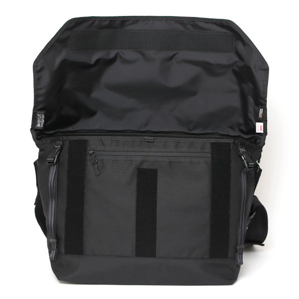 beruf baggage メッセンジャーバッグ メンズ 大容量 26L 防水 日本製 ショルダーバッグ ブラック 黒 黒色 17インチ PC収納可能 エアーバリスティックナイロン 自転車 通勤 リフレクター 斜め掛け フラップ ベルーフバゲージ HOBO 26 brf-CF32-BTX