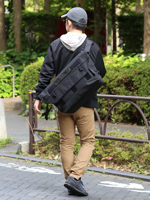 beruf baggage(ベルーフバゲージ) HOBO 26 メッセンジャーバッグ ブラック モデル 着用 コーディネート 画像