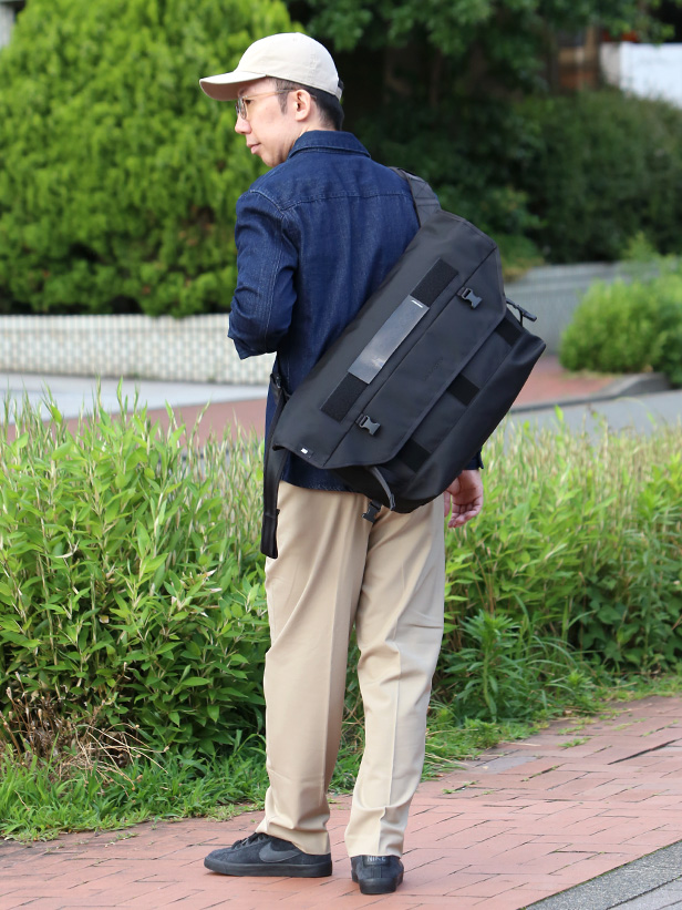 beruf baggage(ベルーフバゲージ) HOBO 26 メッセンジャーバッグ ブラック モデル 着用 コーディネート 画像