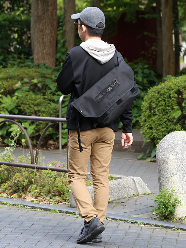 beruf baggage(ベルーフバゲージ) HOBO 16 メッセンジャーバッグ ブラック モデル 着用 コーディネート 画像