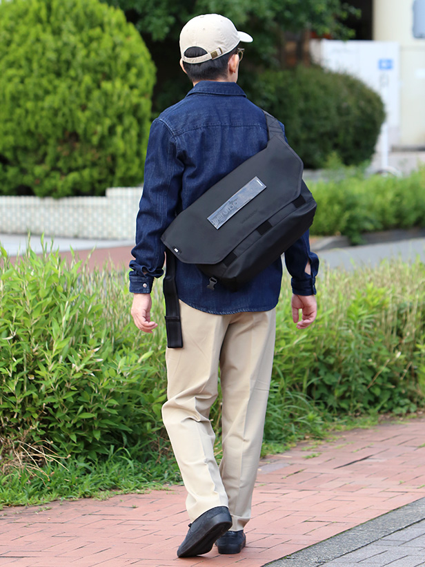 beruf baggage(ベルーフバゲージ) HOBO 16 メッセンジャーバッグ ブラック モデル 着用 コーディネート 画像