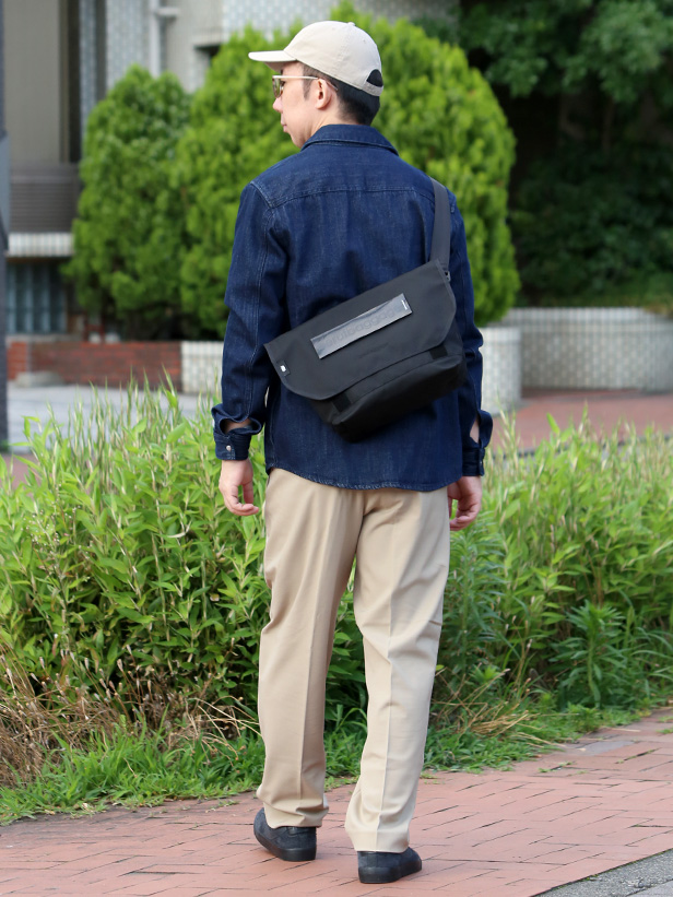 beruf baggage(ベルーフバゲージ) HOBO 8.0 ミニメッセンジャーバッグ ブラック モデル 着用 コーディネート 画像