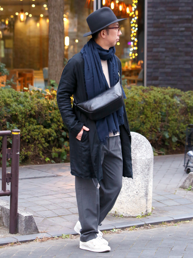 CI-VA(チーバ) イタリア製 トスカーナ産フルタンニン鞣し牛革 ボディーバッグ ブラック モデル 着用 コーディネート 画像