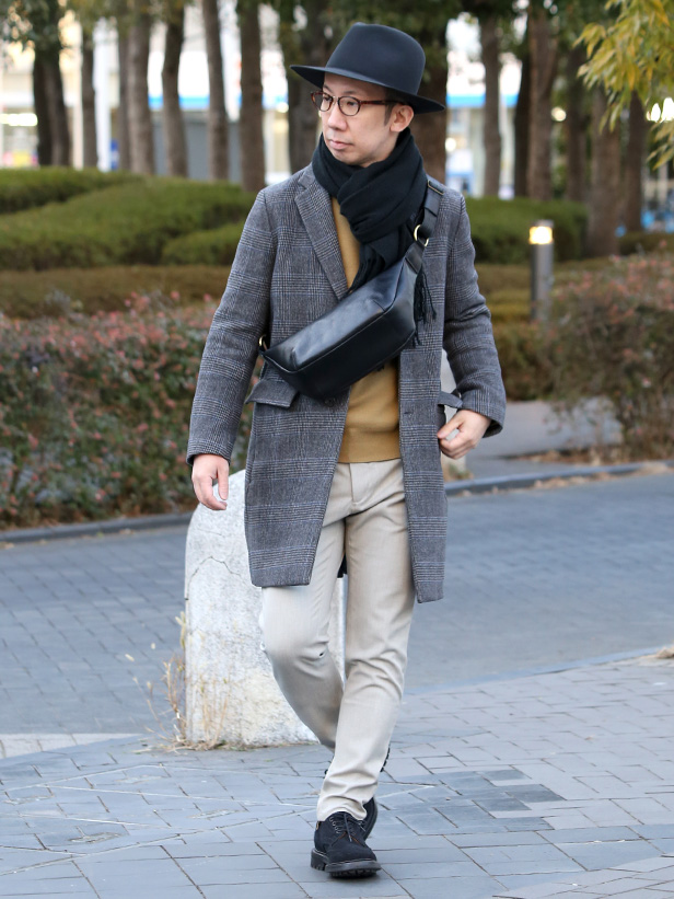 CI-VA(チーバ) イタリア製 トスカーナ産フルタンニン鞣し牛革 ボディーバッグ ブラック モデル 着用 コーディネート 画像