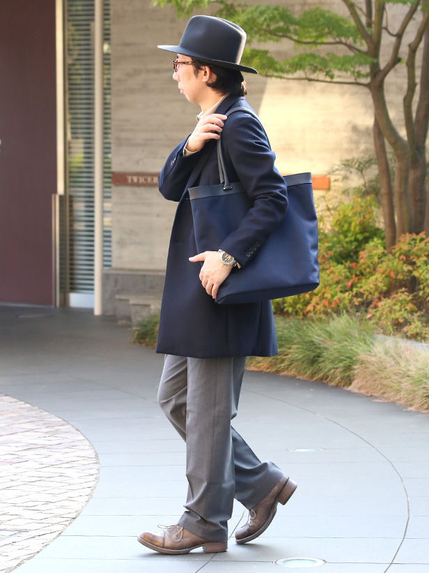 Fetia(フェティア) モアナシリーズ 超軽量ナイロン トートバッグ ネイビー モデル 着用 コーディネート 画像