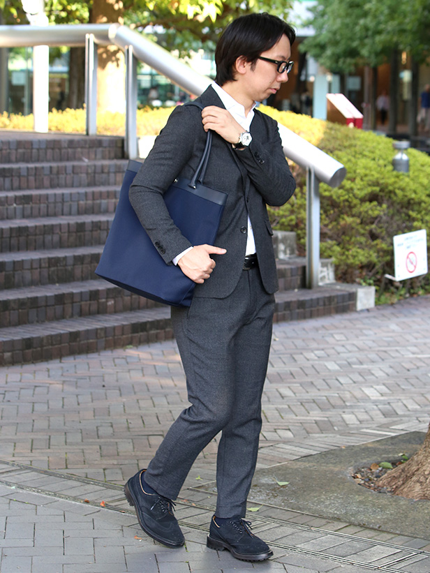 Fetia(フェティア) モアナシリーズ 超軽量ナイロン トートバッグ ネイビー モデル 着用 コーディネート 画像