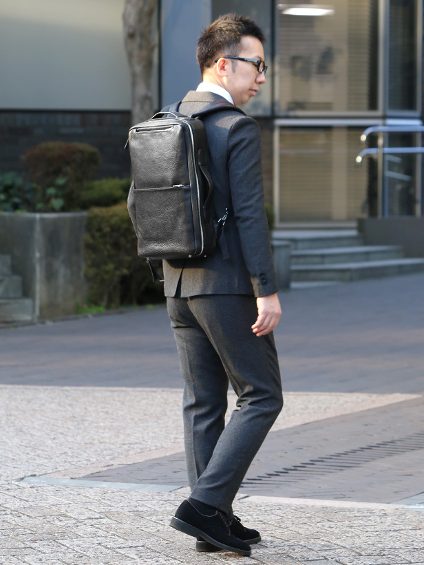 FIVE WOODS(ファイブウッズ) GRAIN2.0 ビジネスバックパック S ブラック モデル 着用 コーディネート 画像