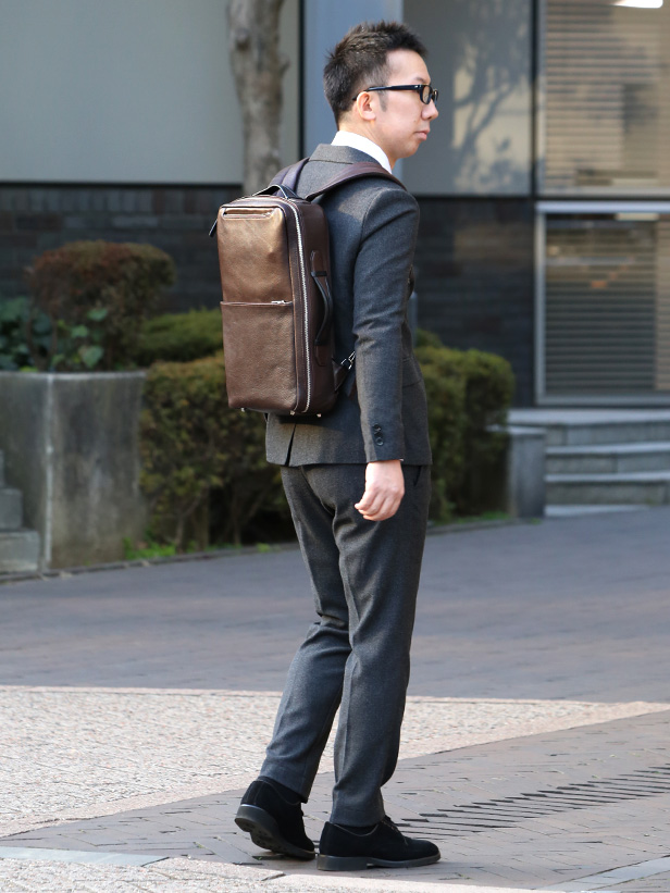 FIVE WOODS(ファイブウッズ) GRAIN2.0 ビジネスバックパック S ブラウン モデル 着用 コーディネート 画像