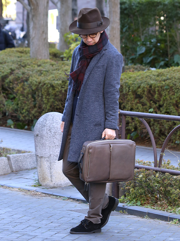 FIVE WOODS(ファイブウッズ) GRAIN2.0 ビジネスバックパック S グレージュ モデル 着用 コーディネート 画像