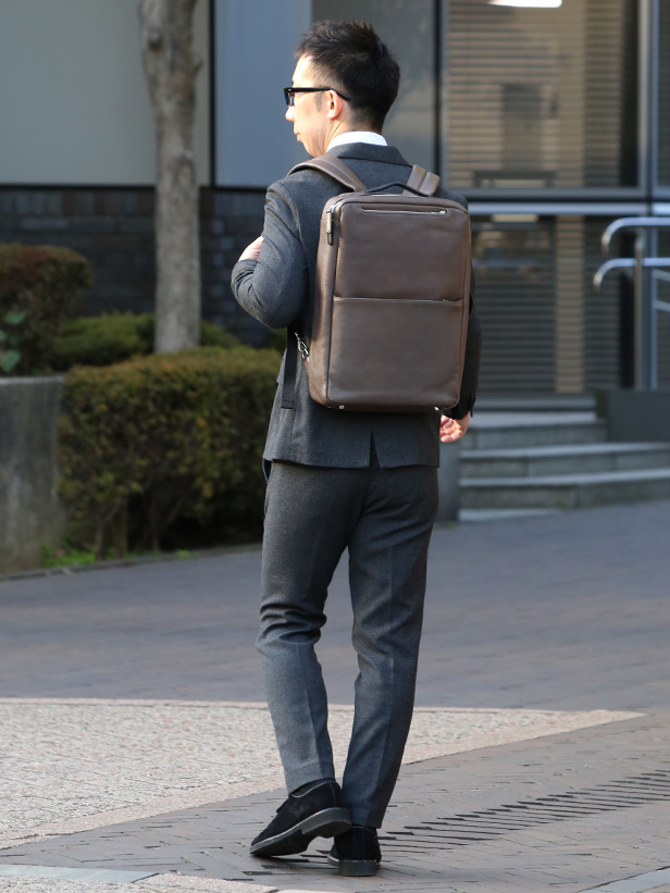 FIVE WOODS(ファイブウッズ) GRAIN2.0 ビジネスバックパック S グレージュ モデル 着用 コーディネート 画像