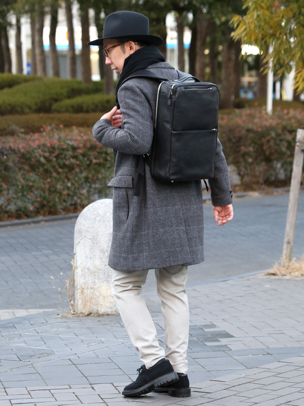 FIVE WOODS(ファイブウッズ) GRAIN2.0 ビジネスバックパック W ブラック モデル 着用 コーディネート 画像