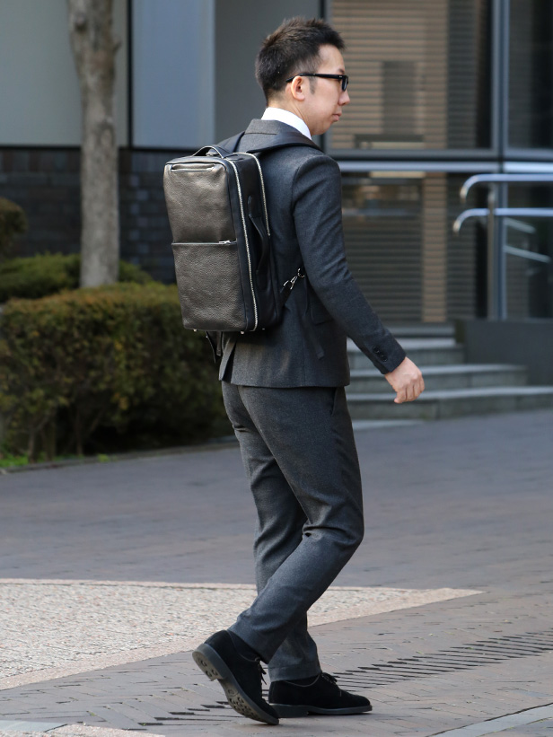 FIVE WOODS(ファイブウッズ) GRAIN2.0 ビジネスバックパック W ブラック モデル 着用 コーディネート 画像