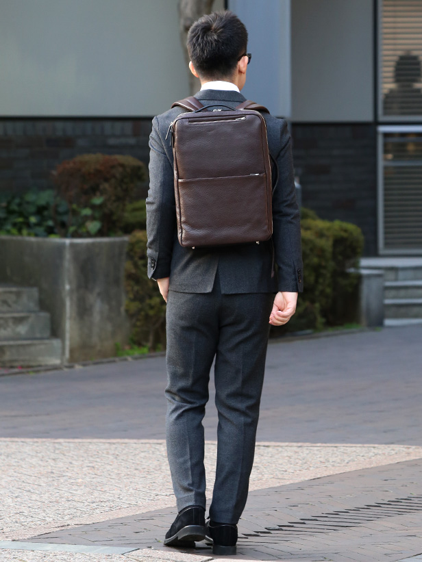 FIVE WOODS(ファイブウッズ) GRAIN2.0 ビジネスバックパック W ブラウン モデル 着用 コーディネート 画像