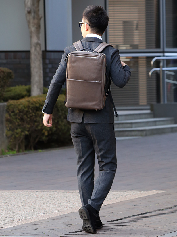 FIVE WOODS(ファイブウッズ) GRAIN2.0 ビジネスバックパック W グレージュ モデル 着用 コーディネート 画像