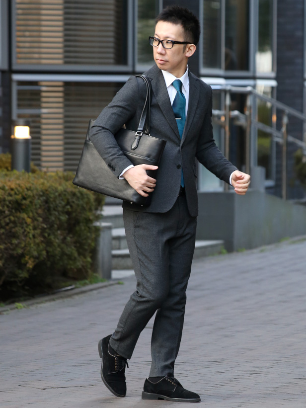 FIVE WOODS(ファイブウッズ) GRAIN2.0 ビジネストート ブラック モデル 着用 コーディネート 画像