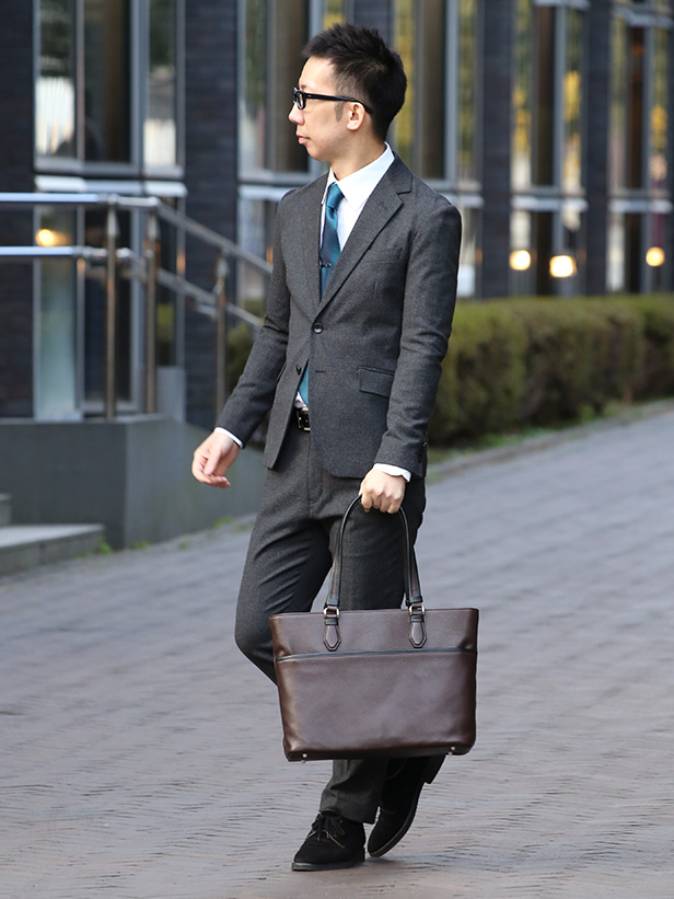 FIVE WOODS(ファイブウッズ) GRAIN2.0 ビジネストート ブラウン モデル 着用 コーディネート 画像
