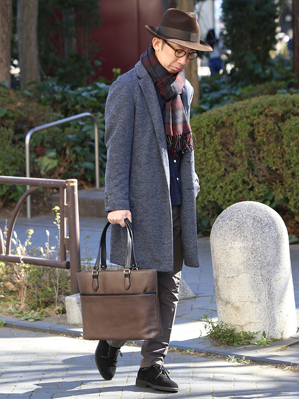 FIVE WOODS(ファイブウッズ) GRAIN2.0 ビジネストート グレージュ モデル 着用 コーディネート 画像