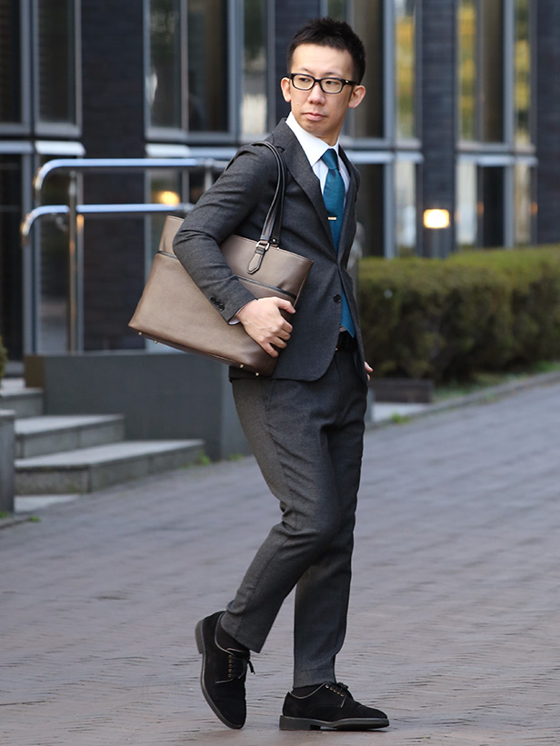 FIVE WOODS(ファイブウッズ) GRAIN2.0 ビジネストート グレージュ モデル 着用 コーディネート 画像