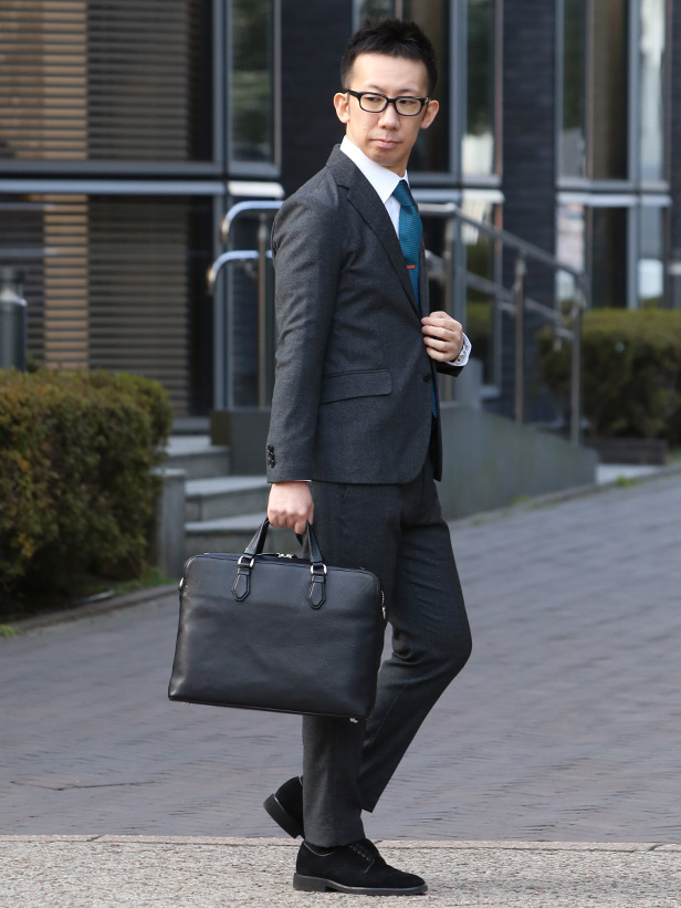 FIVE WOODS(ファイブウッズ) GRAIN2.0 ビジネスバッグ ブラック モデル 着用 コーディネート 画像
