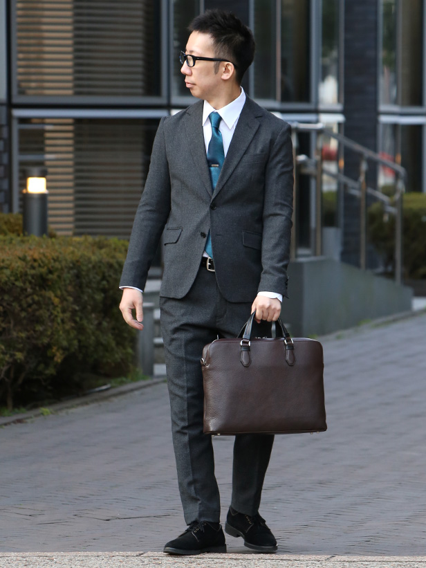 FIVE WOODS(ファイブウッズ) GRAIN2.0 ビジネスバッグ ブラウン モデル 着用 コーディネート 画像