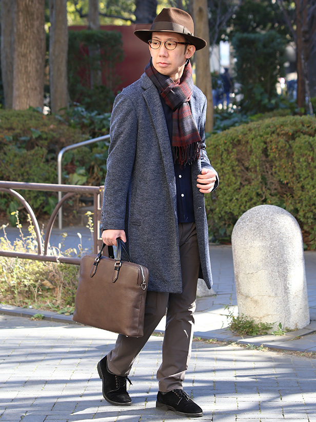 FIVE WOODS(ファイブウッズ) GRAIN2.0 ビジネスバッグ グレージュ モデル 着用 コーディネート 画像