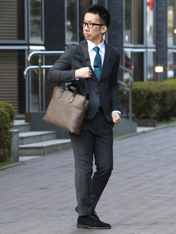 FIVE WOODS(ファイブウッズ) GRAIN2.0 ビジネスバッグ グレージュ モデル 着用 コーディネート 画像