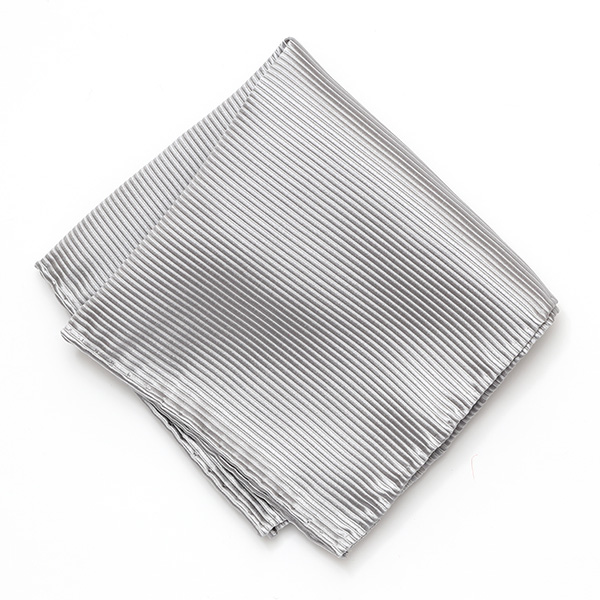  ポケットチーフ 日本製 ハンドロール 手縫い シルク100％ 無地 シルバー 銀色 ポケットスクエア ビジネス 仕事 フォーマル 結婚式 披露宴 パーティー 男性 メンズ 高級 プレゼント ギフト 30代 40代 50代 60代 フランコ スパダ Franco Spada