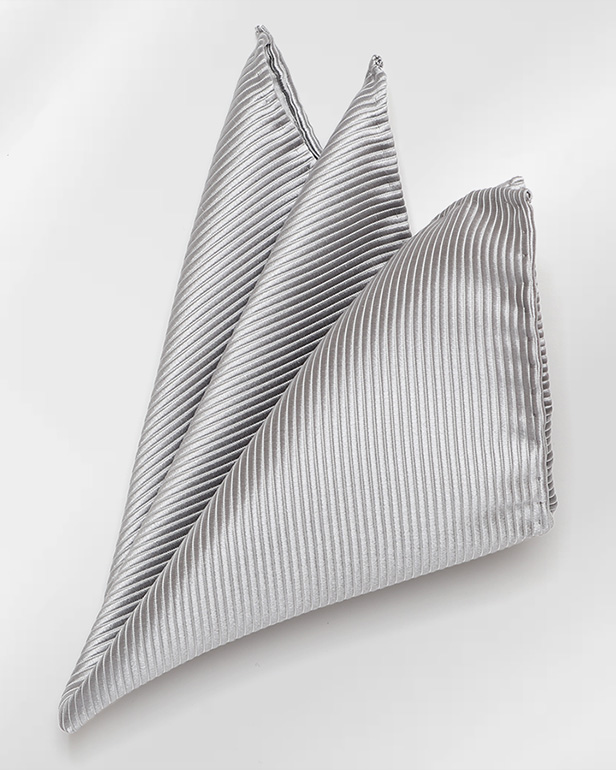 ポケットチーフ 日本製 ハンドロール 手縫い シルク100％ 無地 シルバー 銀色 ポケットスクエア ビジネス 仕事 フォーマル 結婚式 披露宴 パーティー 男性 メンズ 高級 プレゼント ギフト 30代 40代 50代 60代 フランコ スパダ Franco Spada