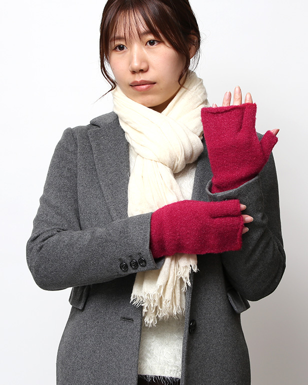 手袋 レディース ナイロンソフトヤーン素材 防寒 暖かい 柔らかい 肌触り ミドル丈 レッド ワイン 赤色 タッチパネル スマホ操作可能 ロング丈 日本企画 ブランド 付け心地 良い 滑らか 履き心地 KURODA(クロダ)