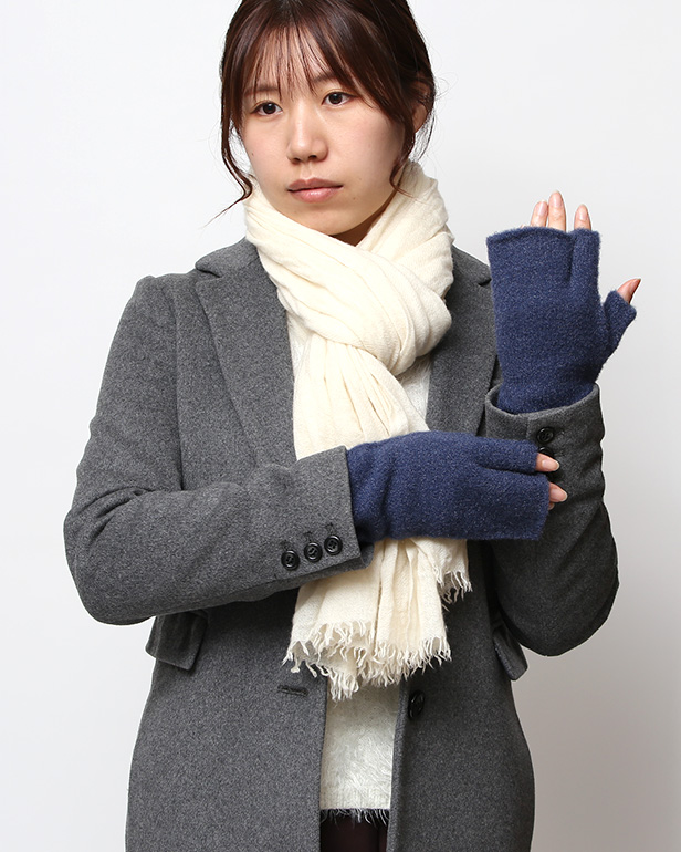 手袋 レディース ナイロンソフトヤーン素材 防寒 暖かい 柔らかい 肌触り ミドル丈 ブルー ネイビー 青色 タッチパネル スマホ操作可能 ロング丈 日本企画 ブランド 付け心地 良い 滑らか 履き心地 KURODA(クロダ)