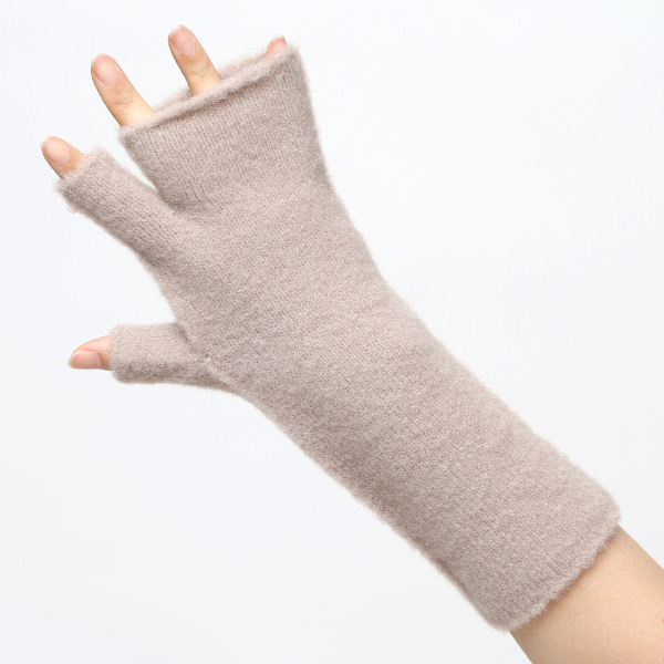 手袋 レディース ナイロンソフトヤーン素材 防寒 暖かい 柔らかい 肌触り ミドル丈 ベージュ 肌色 タッチパネル スマホ操作可能 ロング丈 日本企画 ブランド 付け心地 良い 滑らか 履き心地 KURODA(クロダ)